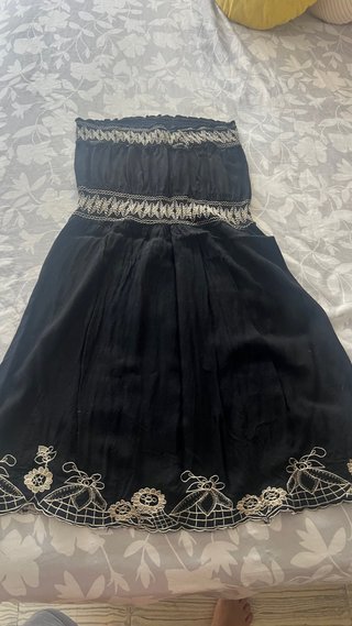 Vestido palabra de honor negro bordado