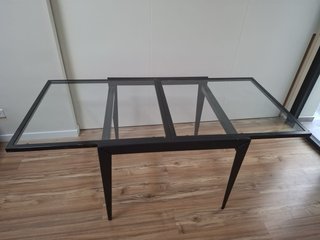 Mesa comedor extensible de cristal y metal