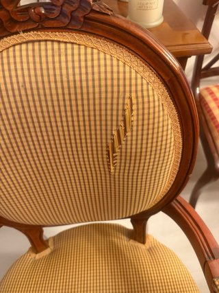 Silla clásica de madera y tela
