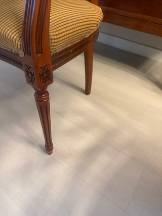 Silla clásica de madera y tela