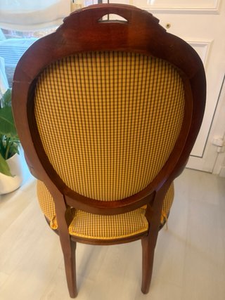 Silla clásica de madera y tela