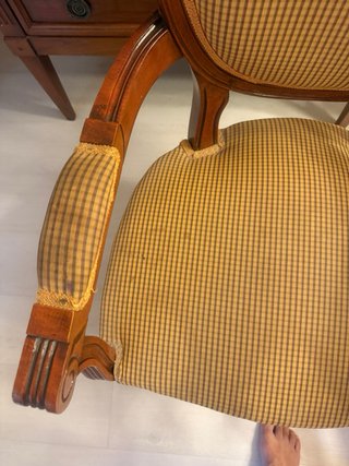 Silla clásica de madera y tela