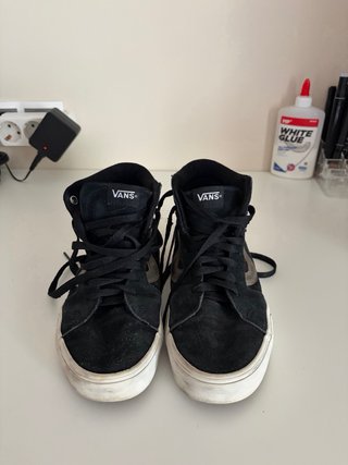 Zapatillas Vans SK8-Hi negras y doradas
