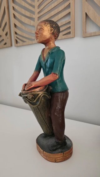 Figura artesanal haitiana de percusionista