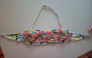 Bikini per bambini con stampa di fiori e tucani