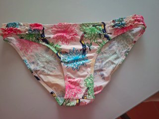 Bikini per bambini con stampa di fiori e tucani