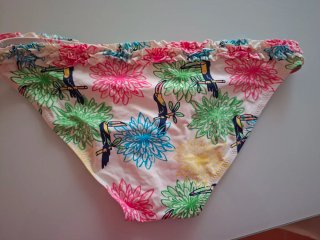 Bikini per bambini con stampa di fiori e tucani