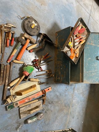 Caja de herramientas metálica vintage