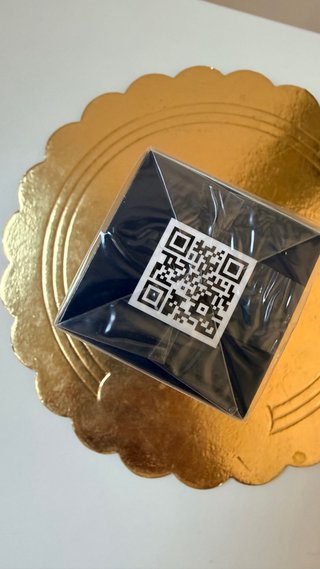 Essens scatola nera e oro