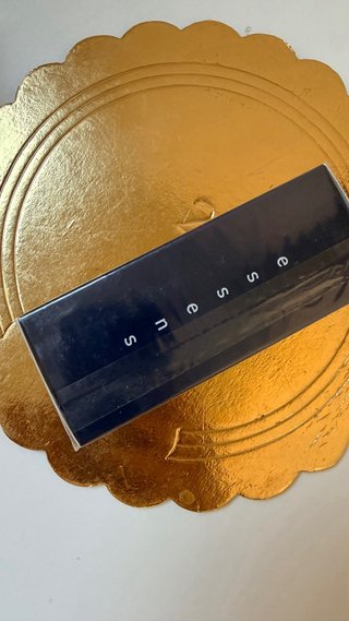 Essens scatola nera e oro