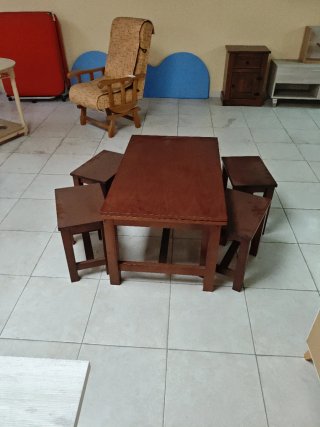 Mesa elevable convertible con 4 taburetes