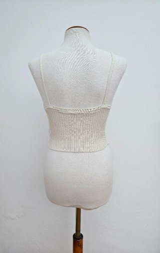 Top de punto beige sin mangas