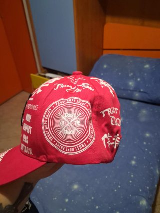 Cappello streetwear rosso con scritte