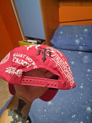 Cappello streetwear rosso con scritte