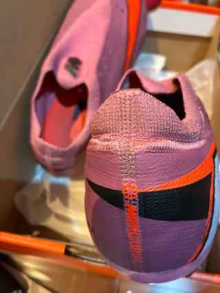 Scarpe da calcio Nike rosa e rosse