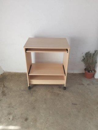 Escritorio de madera con ruedas