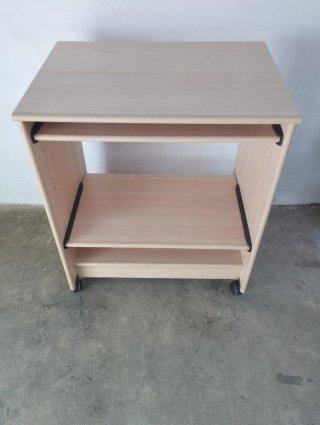 Escritorio de madera con ruedas
