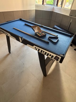 Mesa de billar compacta con accesorios