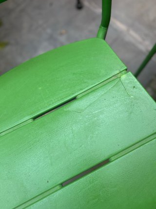 Mesa, 2 sillas y 2 bancos
