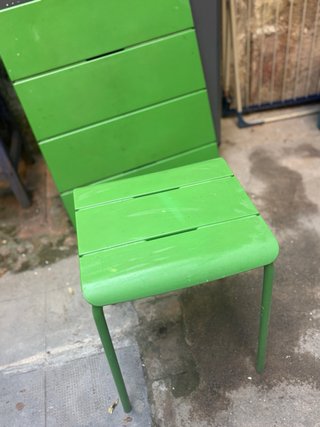 Mesa, 2 sillas y 2 bancos