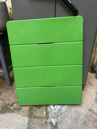 Mesa, 2 sillas y 2 bancos