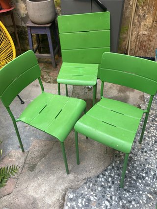 Mesa, 2 sillas y 2 bancos