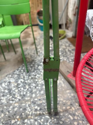 Mesa, 2 sillas y 2 bancos