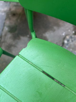 Mesa, 2 sillas y 2 bancos