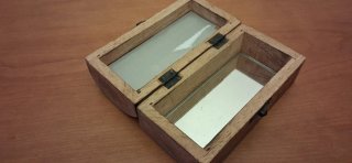 Caja de madera decorada con metal