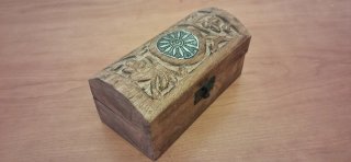 Caja de madera decorada con metal