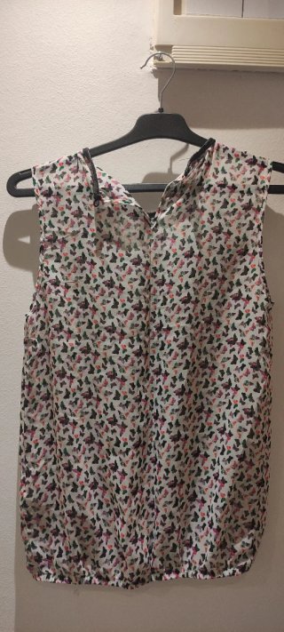 Blusa sin mangas con estampado de mariposas