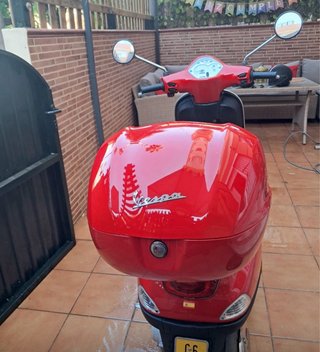 Vespa LX 50 Roja con Baúl