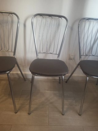 Juego de 4 sillas metálicas acolchadas