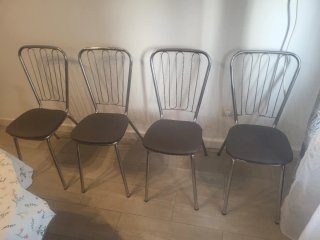 Juego de 4 sillas metálicas acolchadas