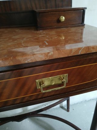 Mueble tocador antiguo con espejo