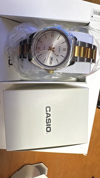 Reloj Casio bicolor (oro y plata)