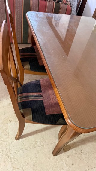Mesa comedor con cristal y 4 sillas madera