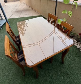 Mesa comedor con cristal y 4 sillas madera