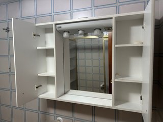 Mueble de baño con espejo y almacenamiento