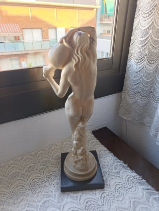 Figura decorativa mujer con cántaro de 40cm de alt