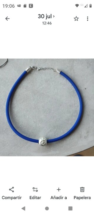 Collar caucho azul con detalle plateado