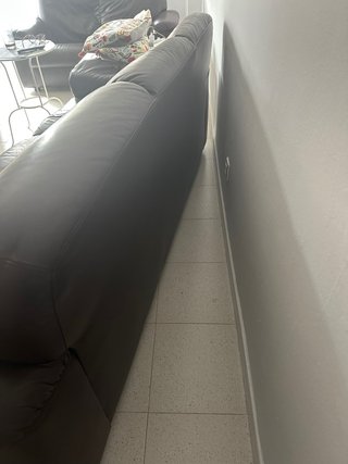 Mesa de centro de cristal y sillones de polipiel