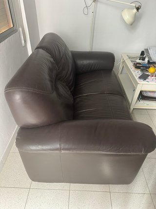 Mesa de centro de cristal y sillones de polipiel