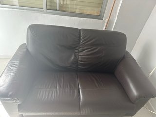 Mesa de centro de cristal y sillones de polipiel