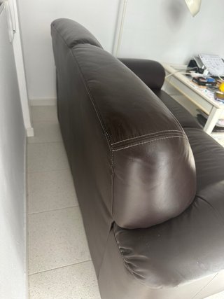 Mesa de centro de cristal y sillones de polipiel