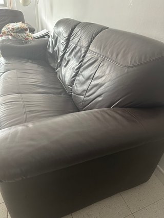 Mesa de centro de cristal y sillones de polipiel