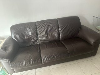 Mesa de centro de cristal y sillones de polipiel
