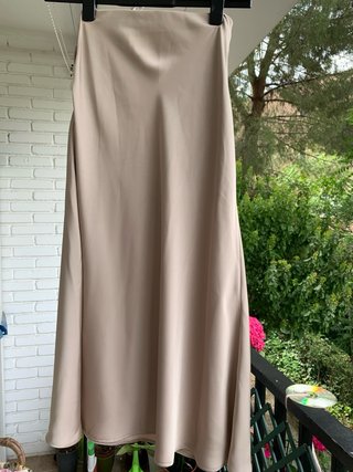 Falda larga beige satinada