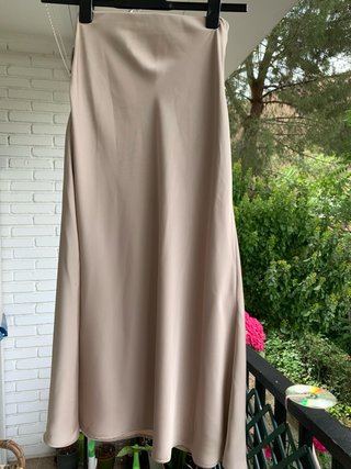 Falda larga beige satinada