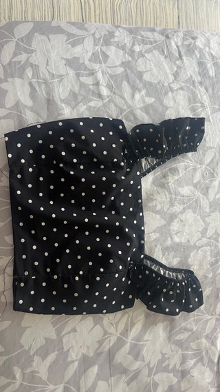 Top de lunares negro y blanco